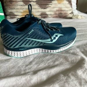 NWOT Saucony size 9.5